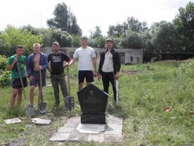 Учасники Шацької експедиції після встановлення охоронного знаку